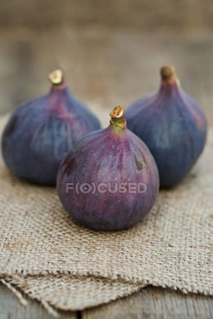 Fresh whole figs on hessian fabric — Stock Photo