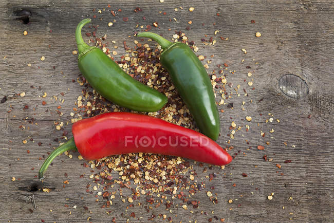 Crushed and whole peppers — Stock Photo