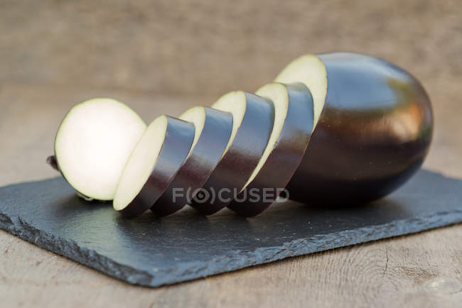 Fresh sliced eggplant — Stock Photo