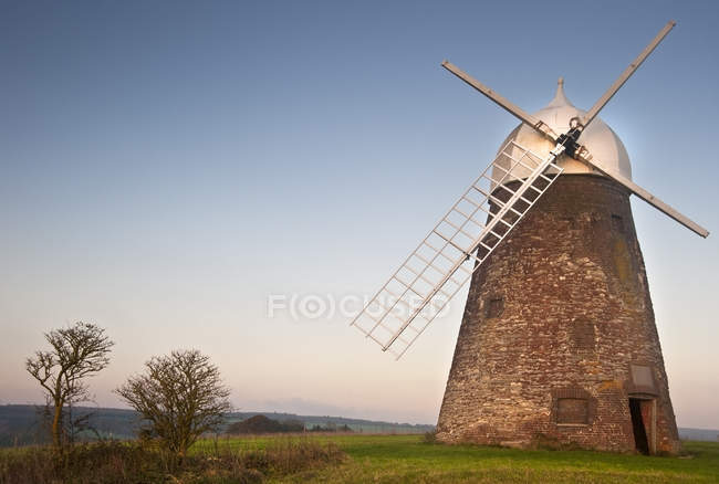 Windmühle bei Sonnenuntergang auf dem Hügel — Stockfoto