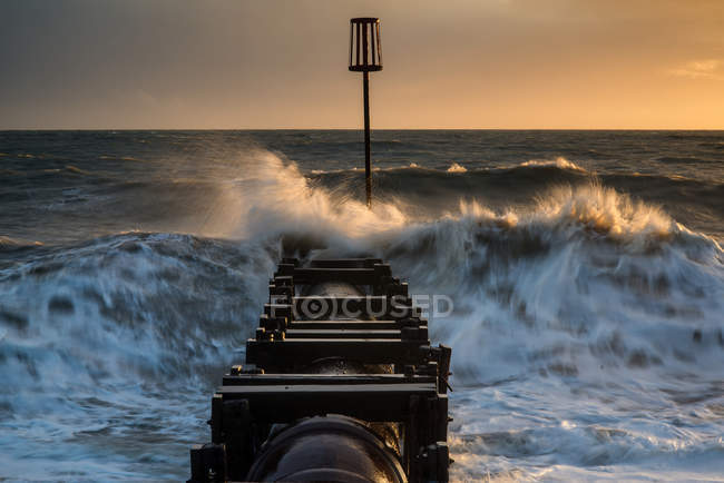 Sonnenuntergang Licht über Wellen abstürzen kein Strand — Stockfoto