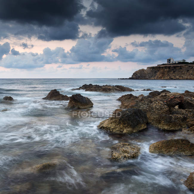 Paesaggio sulla bellissima costa rocciosa — Foto stock
