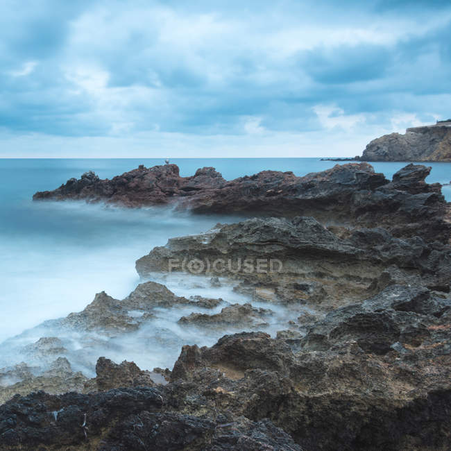 Краєвид над красивою скелястою береговою лінією — стокове фото