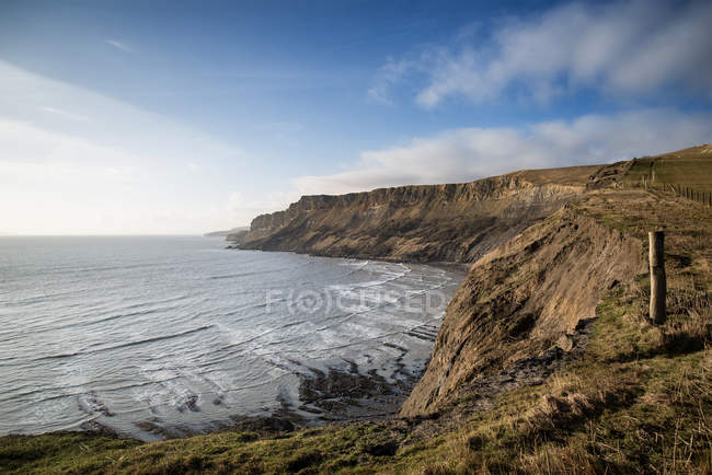 Paysage côtier avec falaises et lueur brumeuse — Photo de stock
