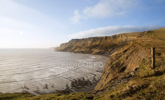 Coastal landscape with cliffs and misty glow — Stock Photo