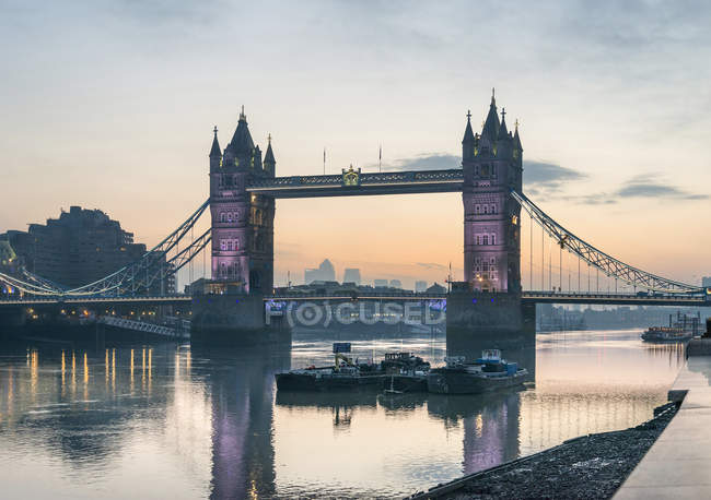 Nascer do sol sobre o rio Tamisa e Tower Bridge — Fotografia de Stock