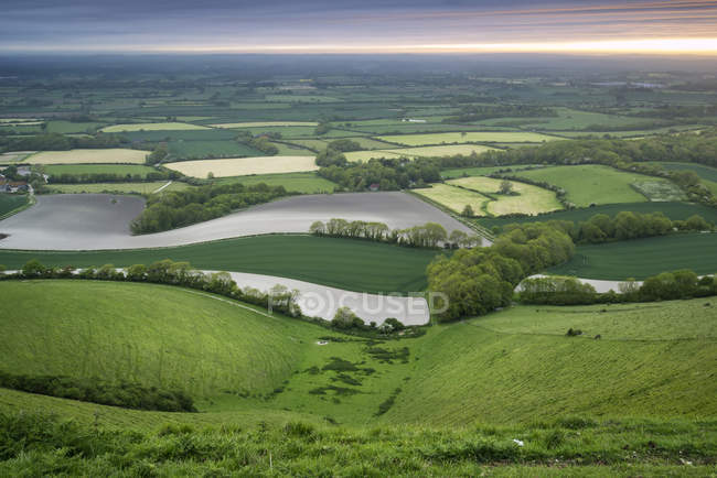Горбистий ландшафт англійській сільській місцевості — стокове фото