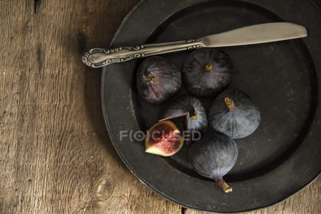 Figos frescos na placa — Fotografia de Stock
