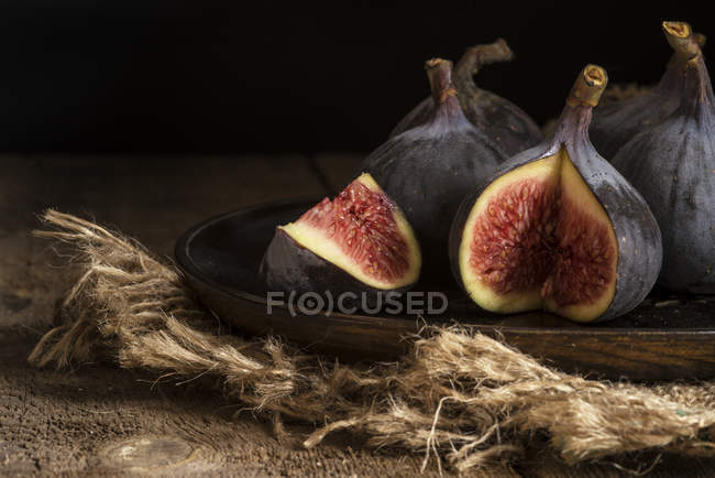 Figues fraîches sur assiette — Photo de stock