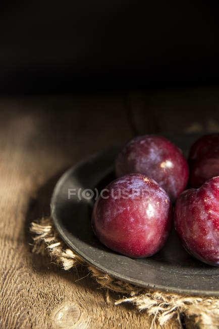 Prugne fresche sul piatto — Foto stock