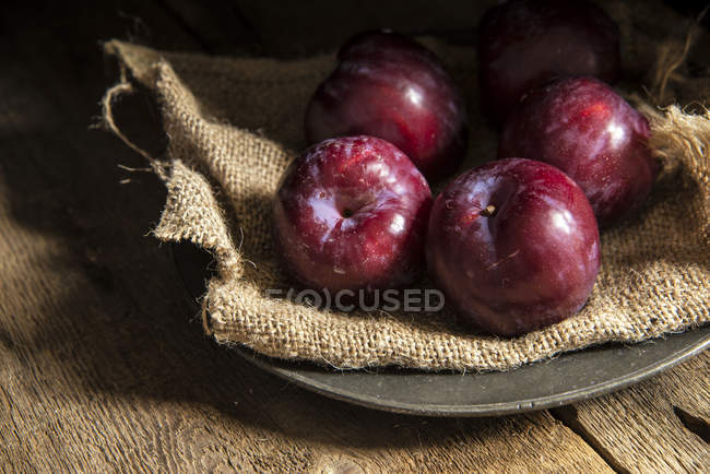 Prugne fresche sul piatto — Foto stock