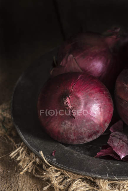 Красный лук на тарелке — стоковое фото