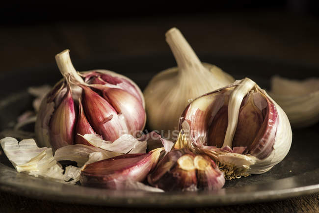 Fresh garlic cloves on plate — Stock Photo