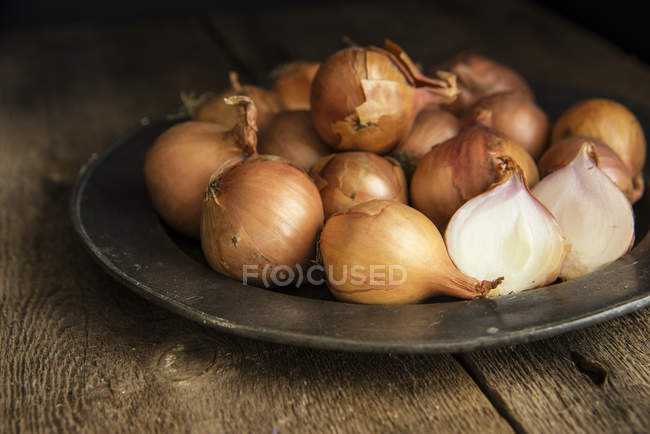 Pilha de cebolas na chapa — Fotografia de Stock
