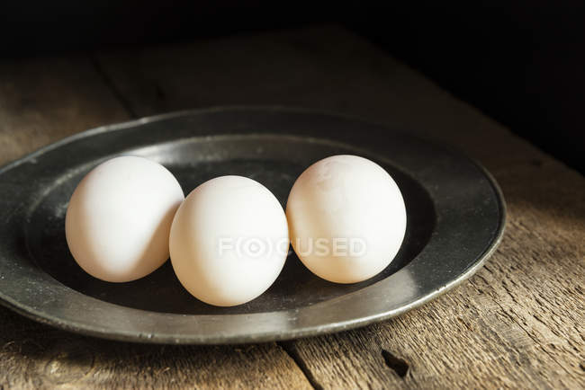 Свежие утиные яйца на тарелке — стоковое фото