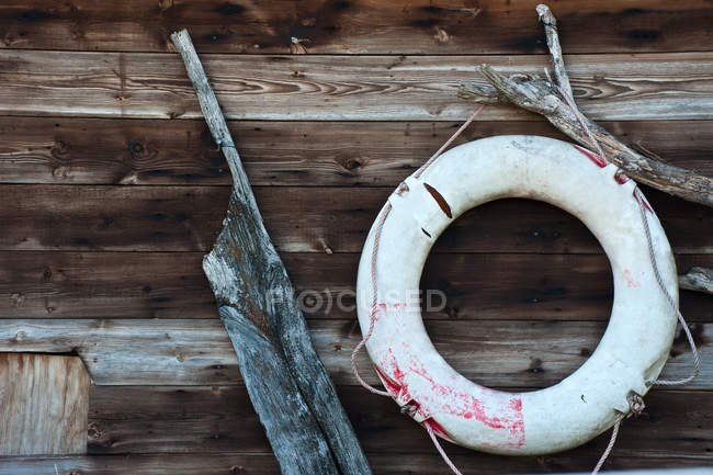 Boia salva-vidas pendurado na parede — Fotografia de Stock