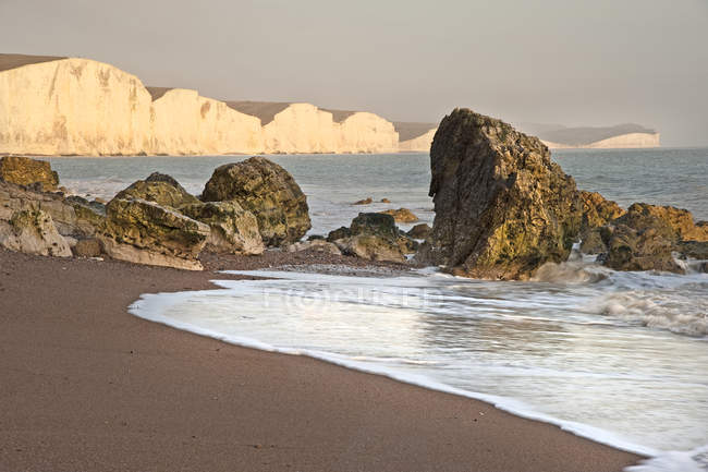 Seascape of ocean and white cliffs — Stock Photo
