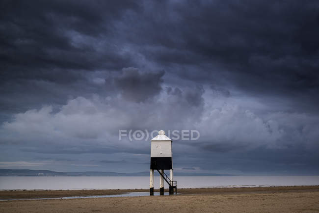 Стояв маяк на пляжі — стокове фото