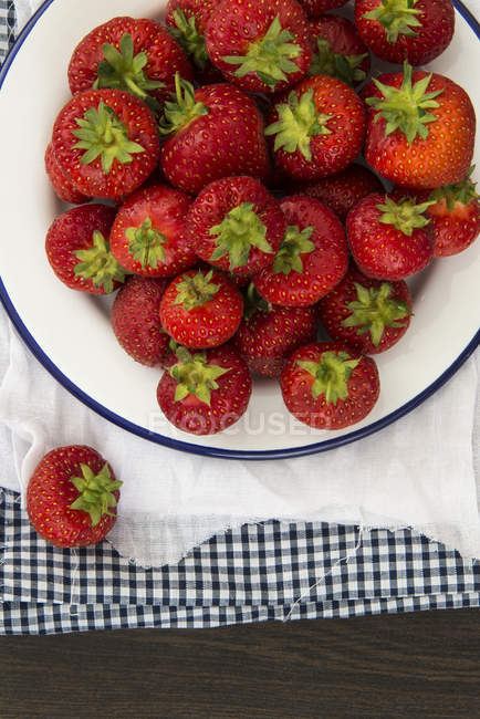 Fresh juicy strawberries on vintage enamelware — Stock Photo