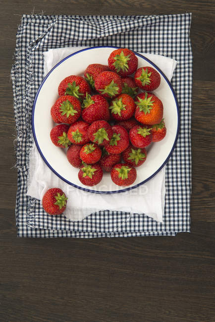 Fresh juicy strawberries on vintage enamelware — Stock Photo