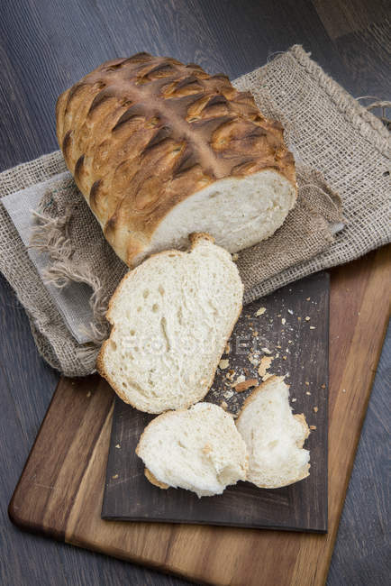Свіжий рубаний сільський хліб — стокове фото