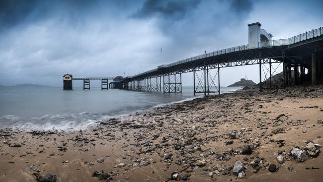 Seebrücke an stürmischem Tag — Stockfoto