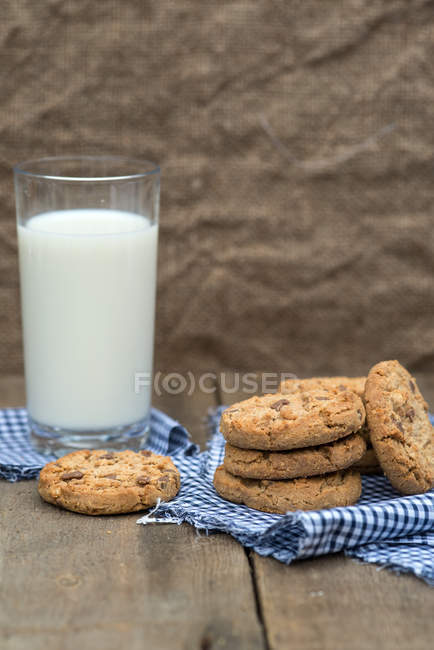 Biscoitos de chocolate e copo de leite — Fotografia de Stock