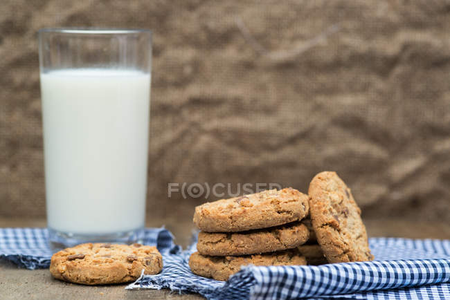 Печиво з шоколадними чіпсами та склянка молока — стокове фото