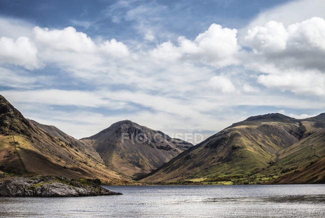Aguas residuales con montañas reflejadas en el lago - foto de stock