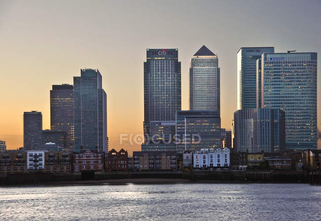 Вид на Лондон-Сити в сумерках — стоковое фото