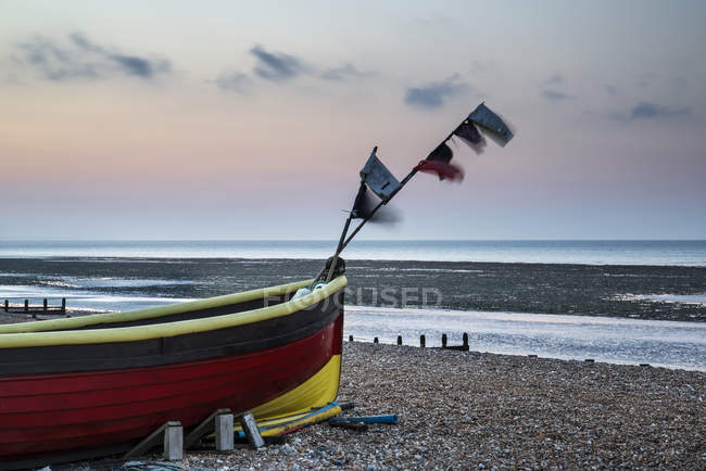 Petits bateaux de pêche sur la plage au lever du soleil — Photo de stock
