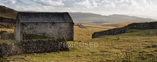 Traditional stone barn in countryside — Stock Photo