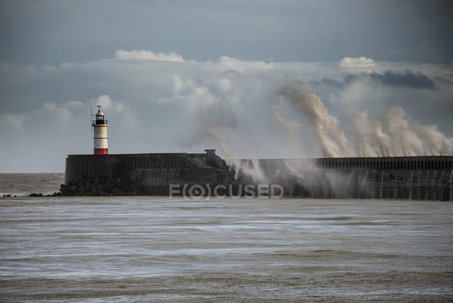 Ondas de mar enormes batendo sobre farol — Fotografia de Stock