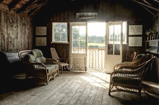 Старый лодочный домик под ярким летним солнцем — стоковое фото