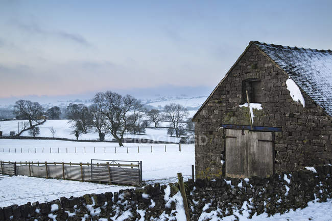 Крита sunrise снігу взимку сільській місцевості — стокове фото