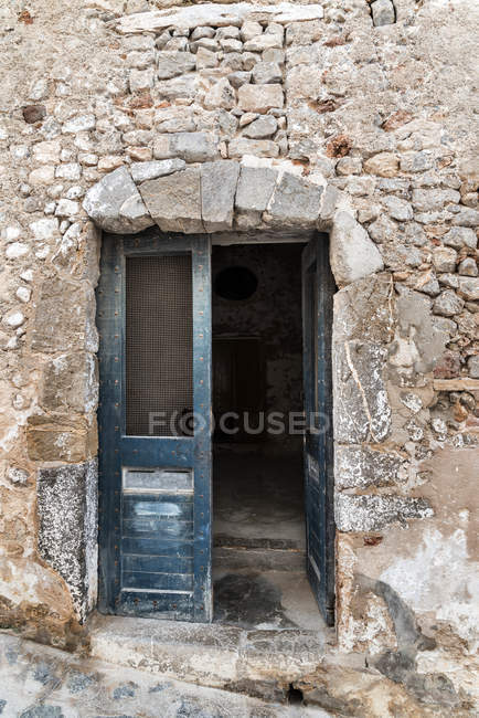 Старая дверь мастерской — стоковое фото