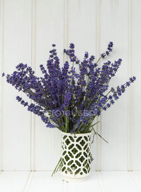 Lavendelstrauß in rustikalem Ambiente — Stockfoto