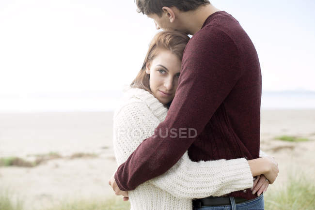 Пара обіймається на пляжі — стокове фото