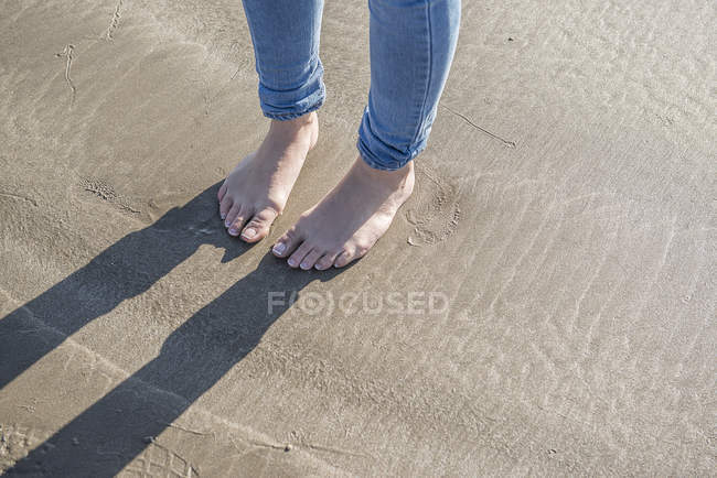 Pies femeninos en la playa - foto de stock