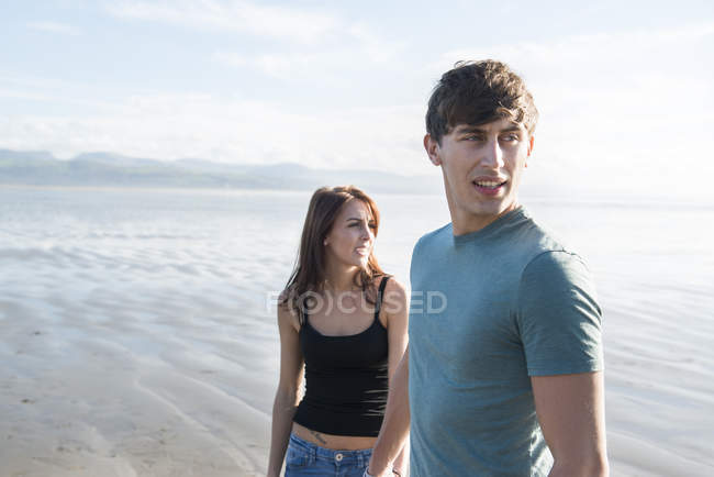 Couple enjoying sunshine on beach — Stock Photo