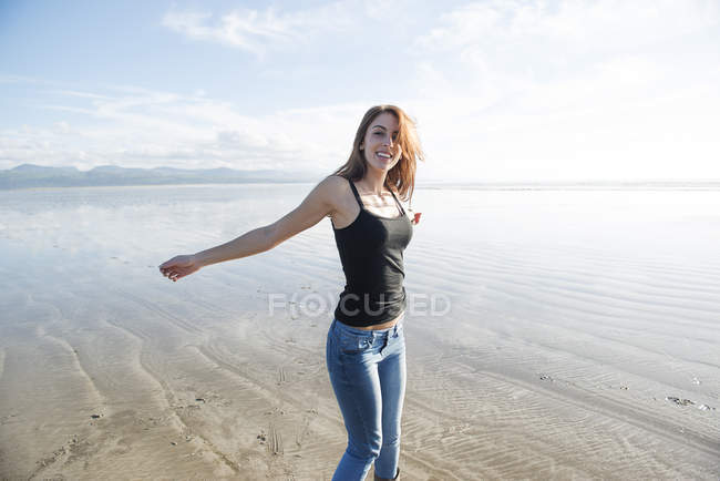 Donna che si gode il sole sulla spiaggia — Foto stock