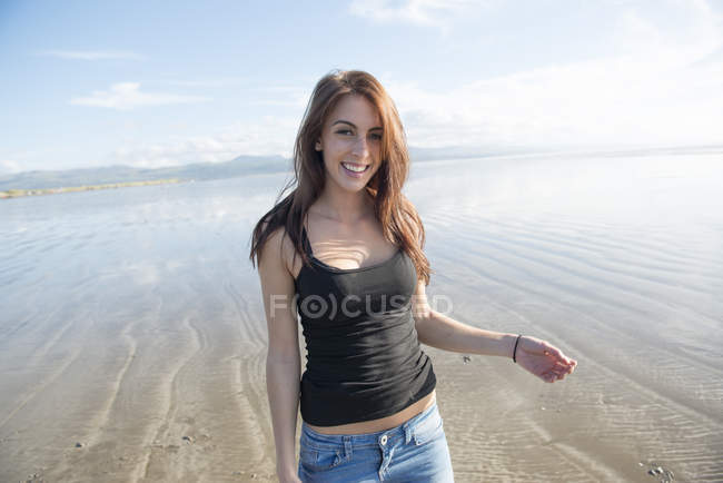 Femme profitant du soleil sur la plage — Photo de stock