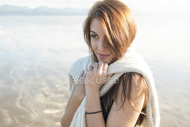 Жінка насолоджуючись сонцем на пляжі — стокове фото
