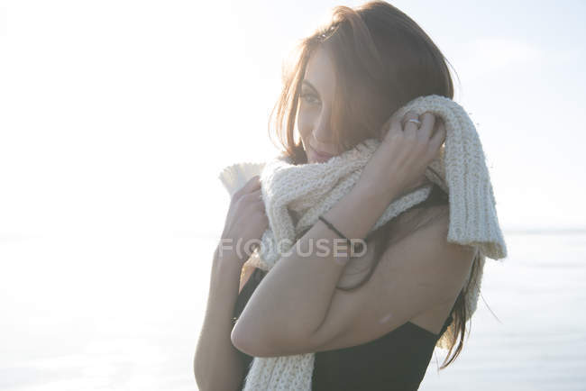 Женщина наслаждается солнцем на пляже — стоковое фото
