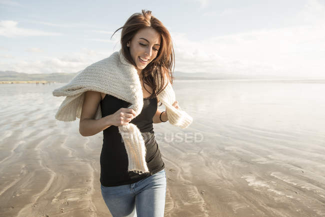 Mulher desfrutando da luz do sol na praia — Fotografia de Stock