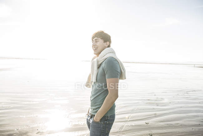 Mann genießt Sonne am Strand — Stockfoto