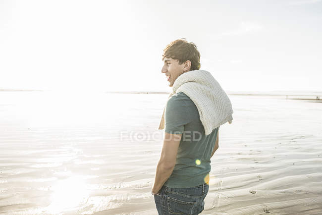 Homem desfrutando da luz do sol na praia — Fotografia de Stock