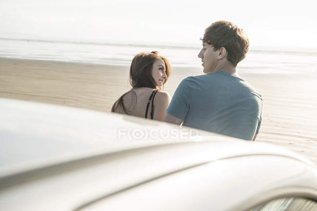 Пара наслаждается солнцем на пляже — стоковое фото