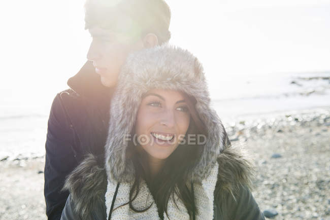Пара обнимается на пляже — стоковое фото