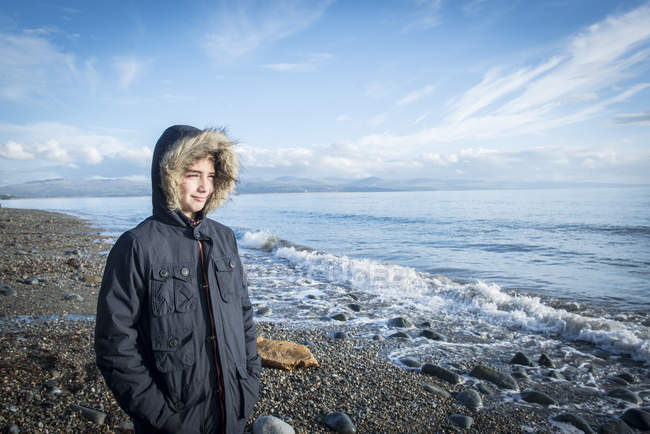 Хлопчик ходить на пляжі — стокове фото